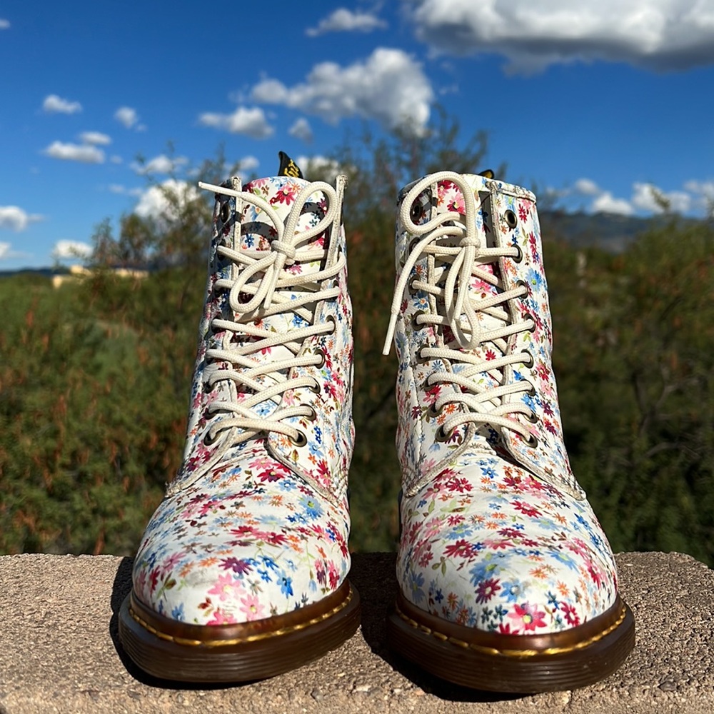🌸 Dr. Martens Vintage Pointed Toe Floral Boots 🌸 - Picture 17 of 17